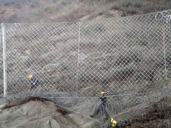 落石防護網